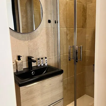 Le Robin With Ac & Charm