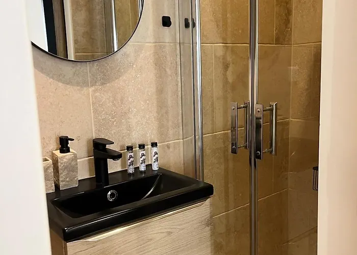 Le Robin With Ac & Charm