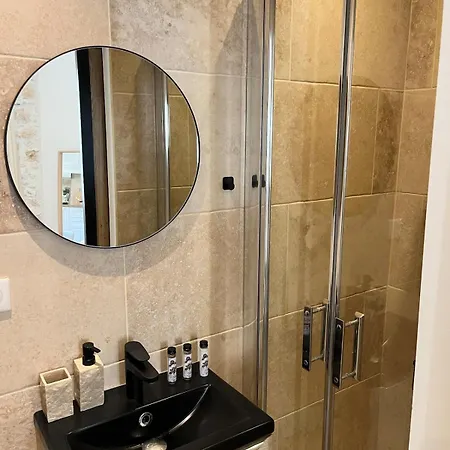 Le Robin With Ac & Charm