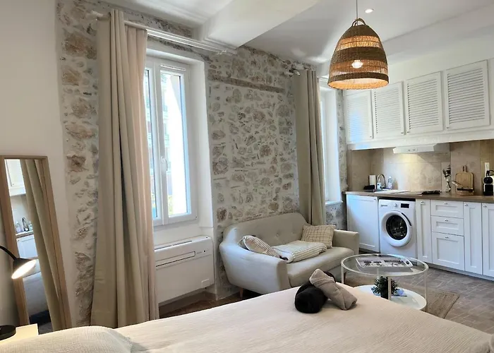 Le Robin With Ac & Charm