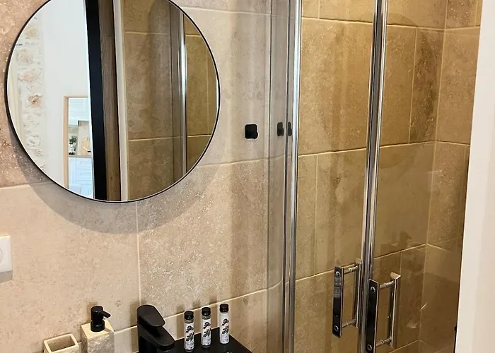 Le Robin With Ac & Charm